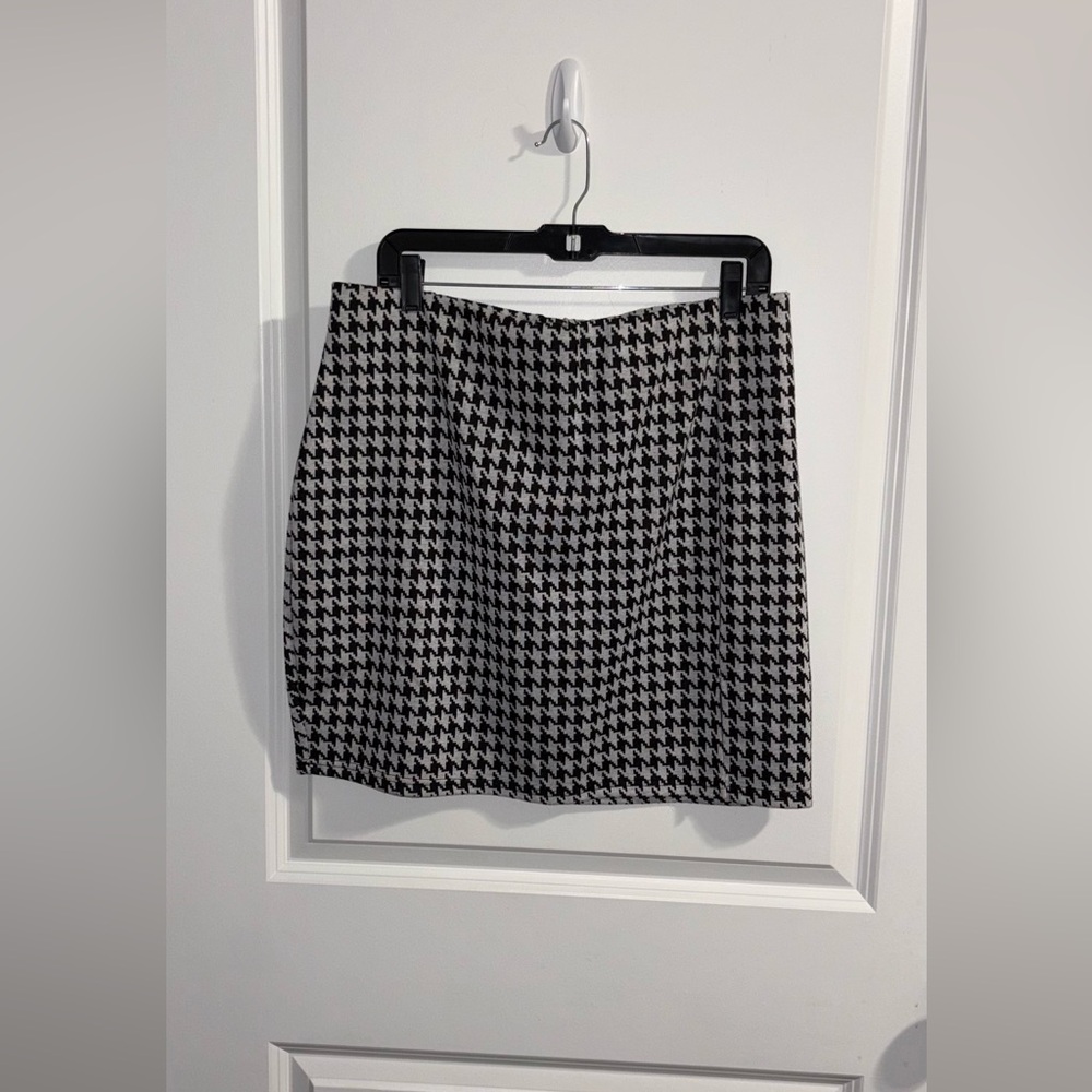 Fashion Nova Black and White Houndstooth Mini Skirt
